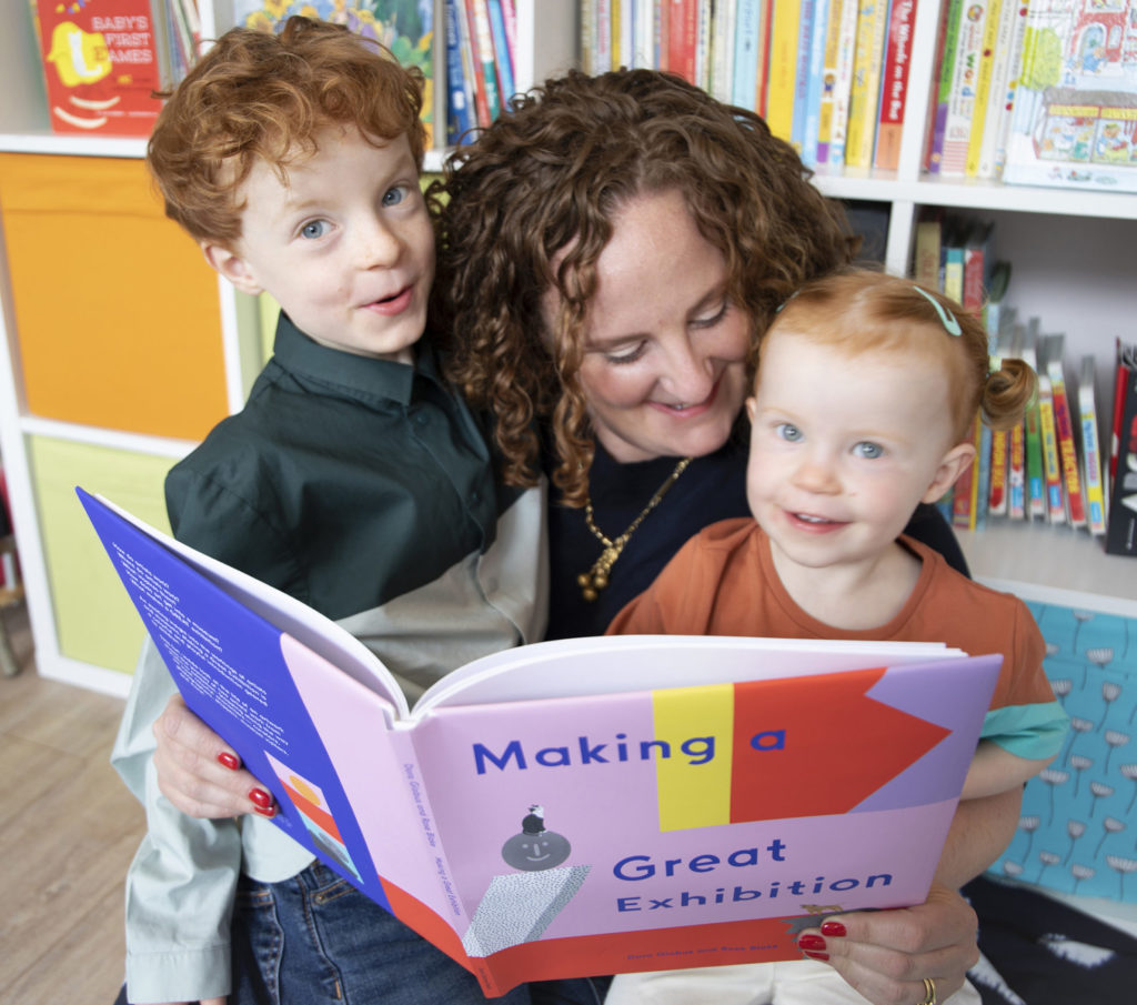 Doro Globus and her two children reading her book